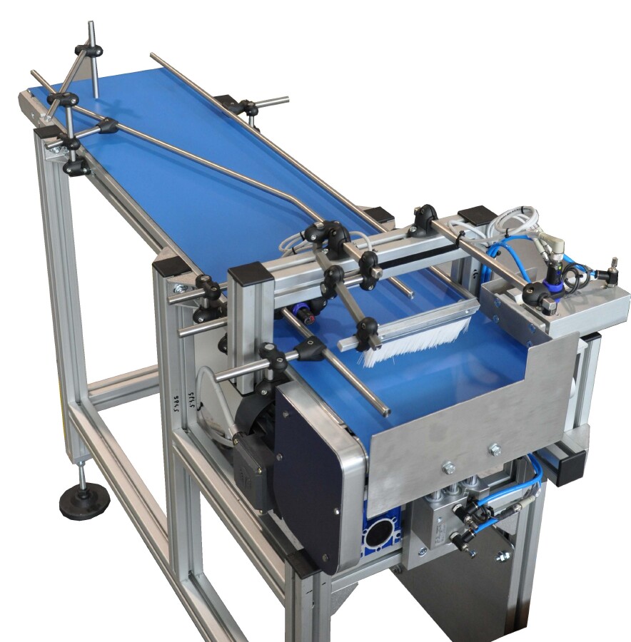 Conveyor belt for boxes grouping